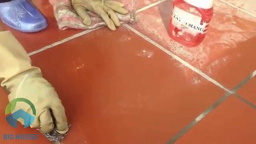 cách tẩy sơn trên nền gạch đỏ 
