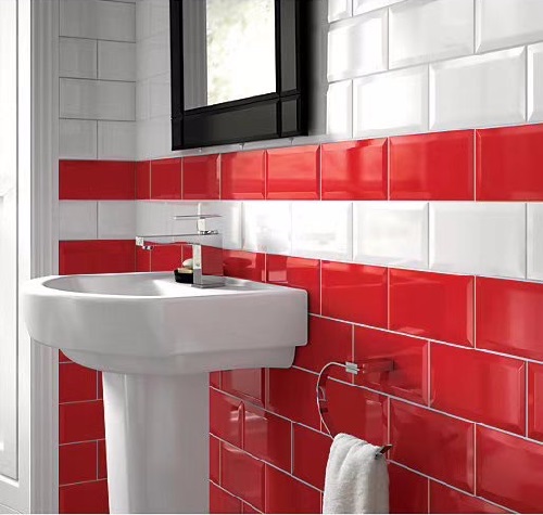 Phòng tắm sử dụng gạch thẻ men bóng màu đỏ 