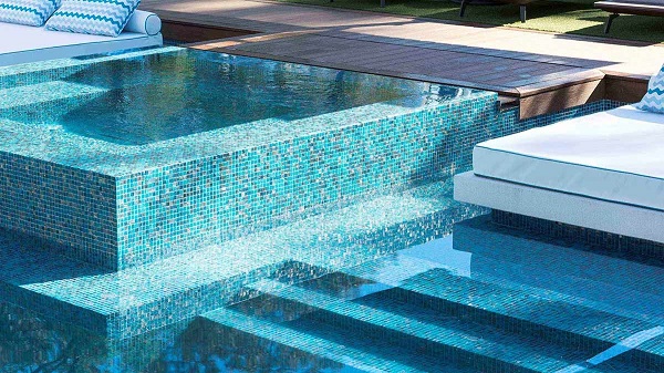 Dòng gạch mosaic đặc biệt phù hợp với khu vực hồ bơi