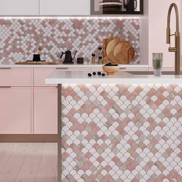 Nhà bếp sử dụng gạch mosaic ốp khu vực nấu ăn và quầy bar tạo điểm nhấn