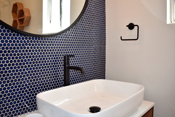 Gạch đồng xu mosaic giúp tạo điểm nhấn cho nhà tắm