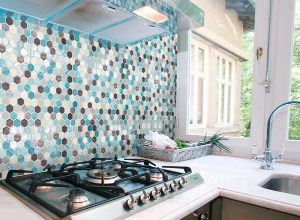 Nhà bếp sử dụng mẫu gạch mosaic đa dạng sắc màu tạo hiệu ứng thẩm mỹ cao