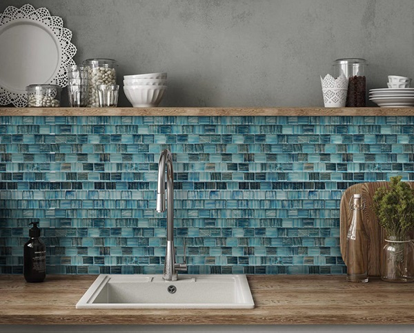 Mẫu gạch mosaic màu xanh giúp khu vực bồn rửa vô cùng đẹp mắt, ấn tượng