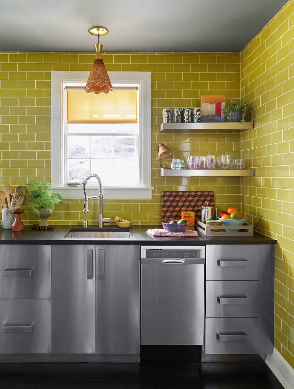 Gạch mosaic tông vàng giúp căn bếp thêm nổi bật