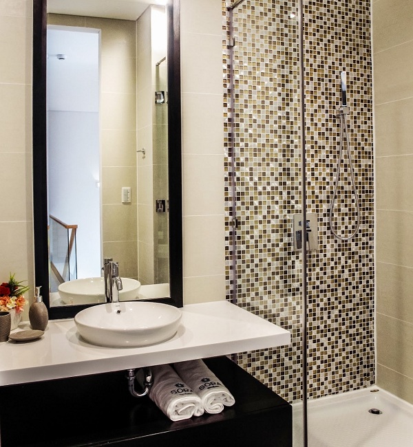 Không gian nhà tắm ấn tượng với dòng gạch mosaic