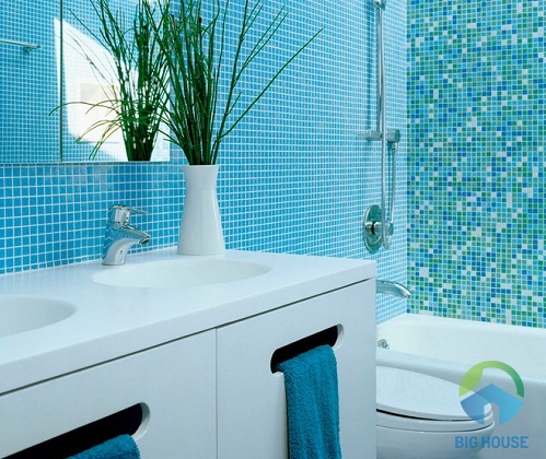 Gạch mosaic ốp nhà tắm màu xanh dương lạ mắt