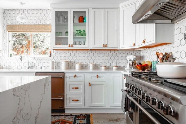 Nhà bếp sử dụng gạch mosaic lục giác màu trắng cá tính