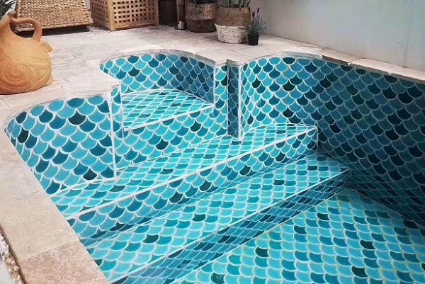 Hồ bơi sử dụng mẫu gạch mosaic màu xanh hiện đại