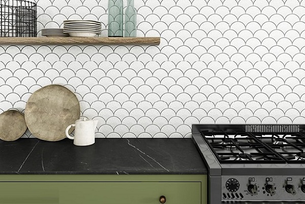 Mẫu gạch mosaic trắng giúp mở rộng không gian bếp hiệu quả
