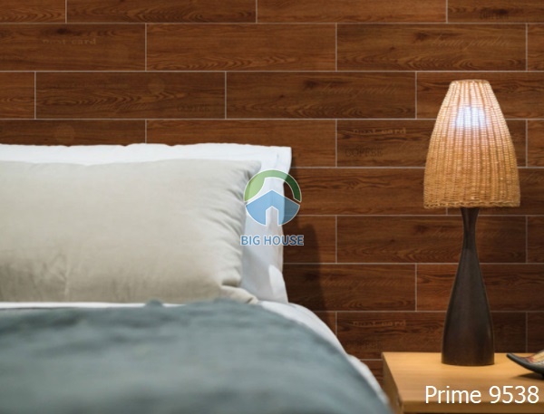 Mẫu gạch giả gỗ tông nâu trầm mang đến sự ấm áp cho phòng ngủ