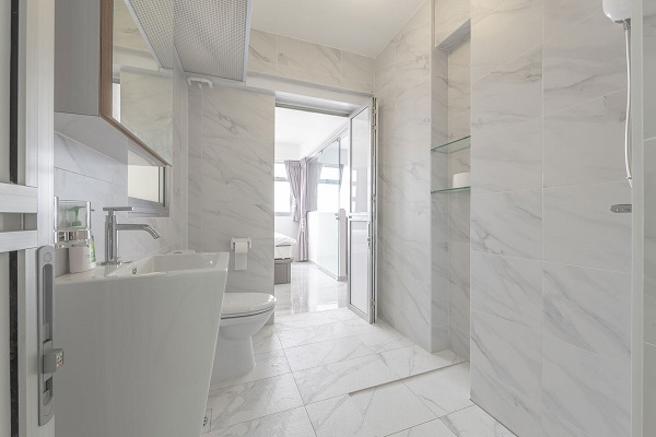 Gạch ốp nhà tắm màu trắng rất dễ phối hợp và sử dụng 