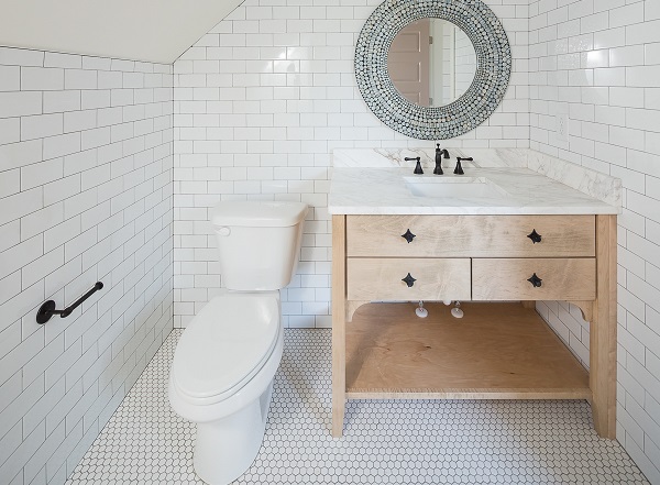 Gạch thẻ ốp nhà vệ sinh màu trắng giúp cho không gian mở rộng hơn