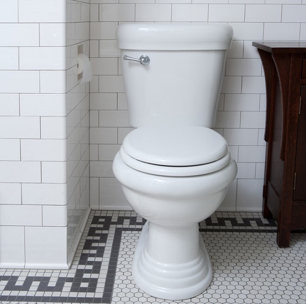 gạch ốp nhà vệ sinh màu trắng dạng thẻ men bóng giúp vệ sinh dễ dàng hơn