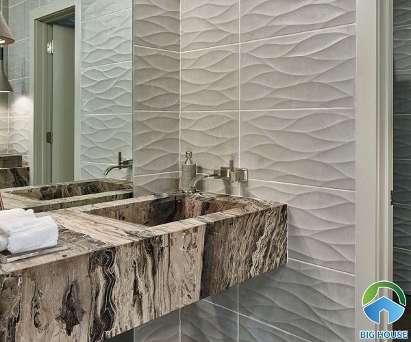 Phòng tắm trông nổi bật hơn với mẫu gạch ốp hiệu ứng 3d và lavabo bằng đá