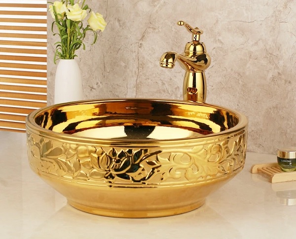 Mẫu lavabo mạ vàng càng làm tôn thêm vẻ đẹp sang trọng cho phòng tắm