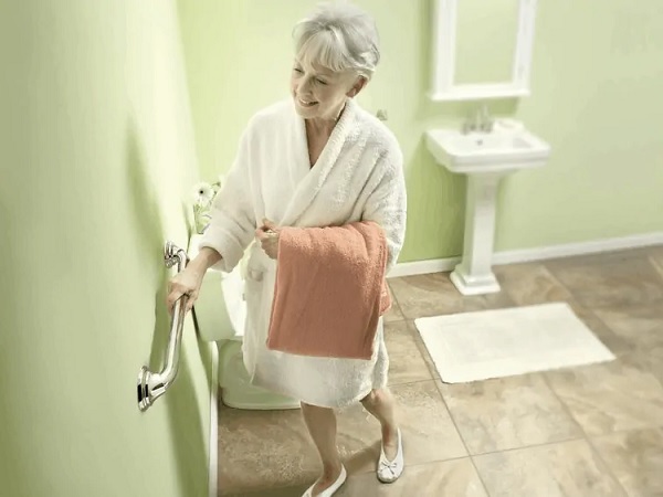 Sử dụng thanh vịn trong thiết kế nhà vệ sinh cho người già đảm bảo an toàn