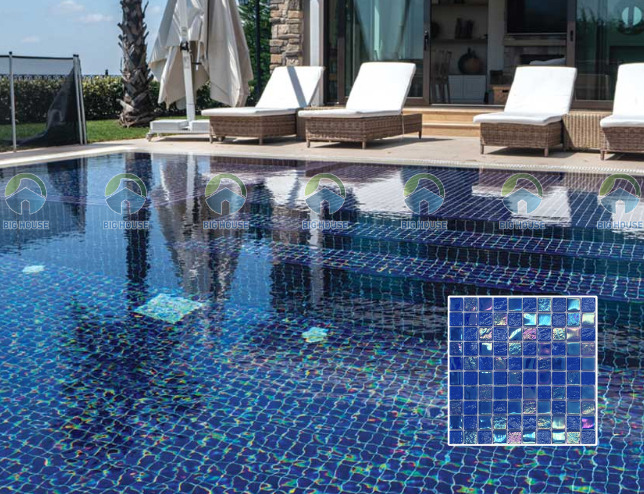 Gạch mosaic thuỷ tinh ốp bể bơi có khả năng phản quang tốt, tạo hiệu ứng lấp lánh