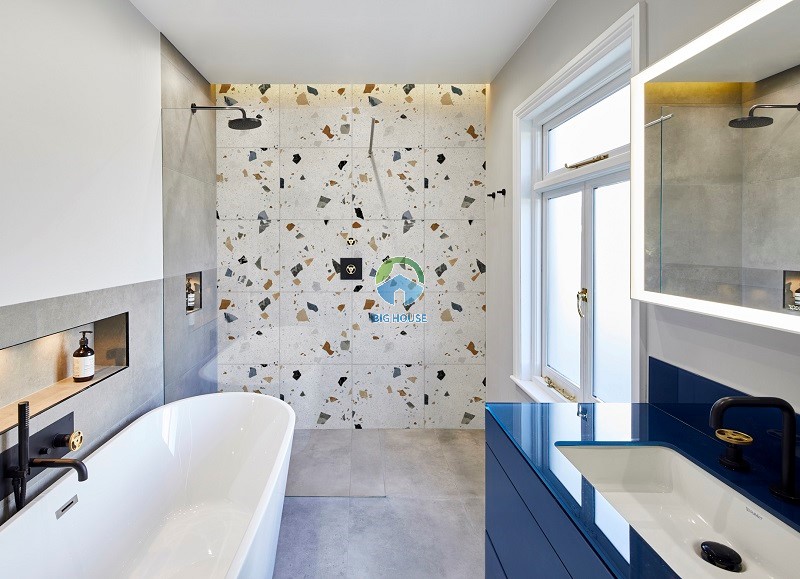 Gạch terrazzo trang trí bức tường khu vực tắm đứng