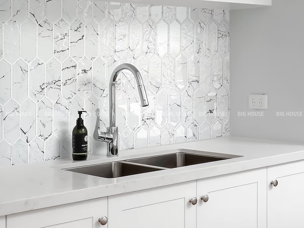 gạch mosaic trắng mũi tên vân đá